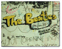 Graffiti am Mauersockel vor den Studios