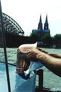 Gl�nzendes Schiffshorn vor dem K�lner Dom